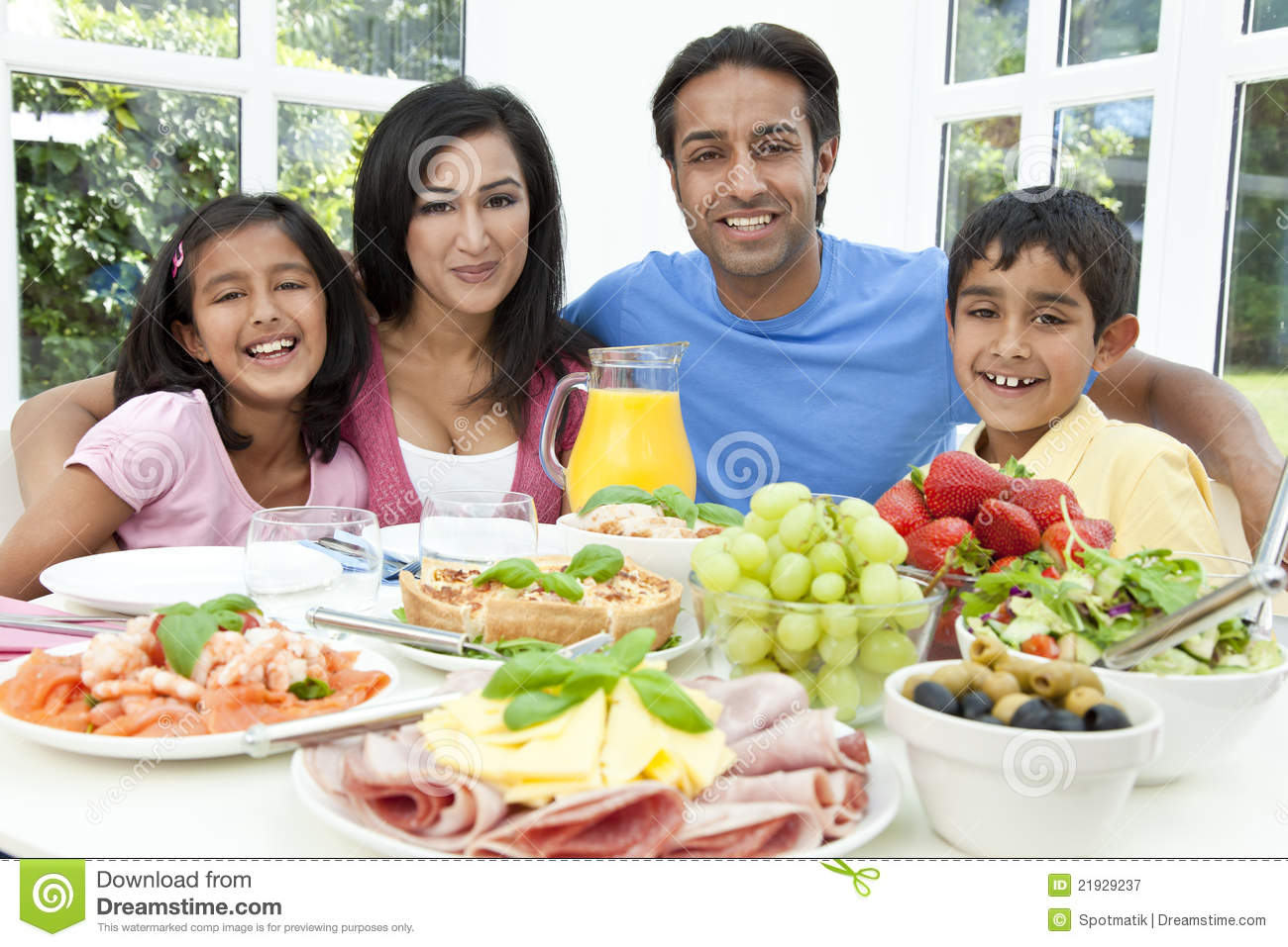 Family Of Mother Father Son And Daughter Eating Healthy Food   Salad