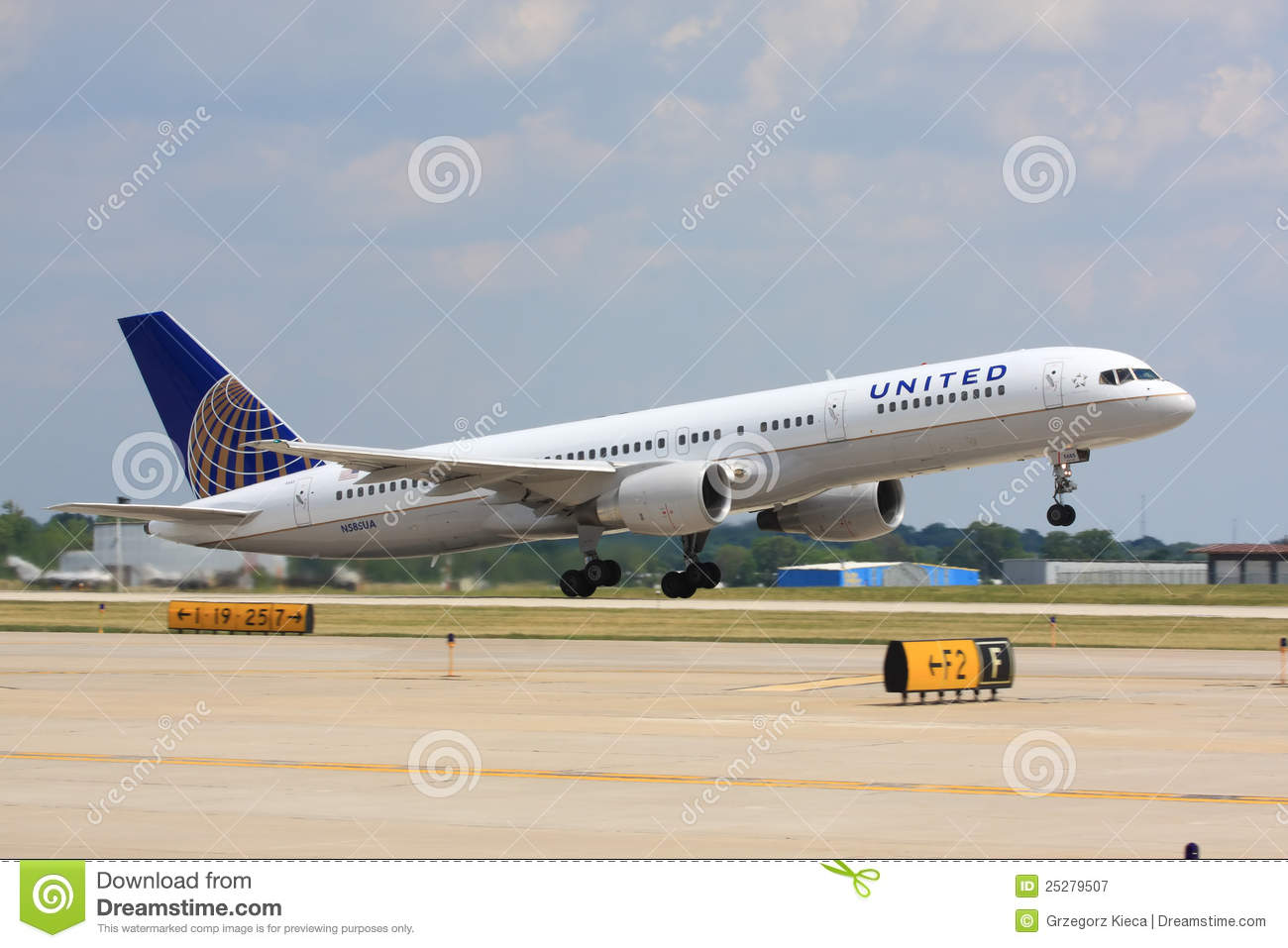 Passenger Aircraft United Airlines Boeing 757 Taking Off From Chicago