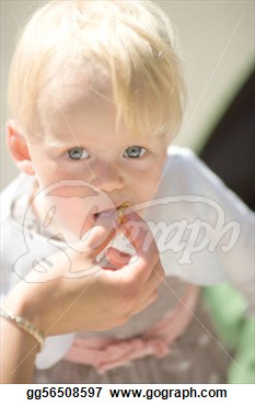 Drawing   Toddler Eating From Mother S Hands  Clipart Drawing    