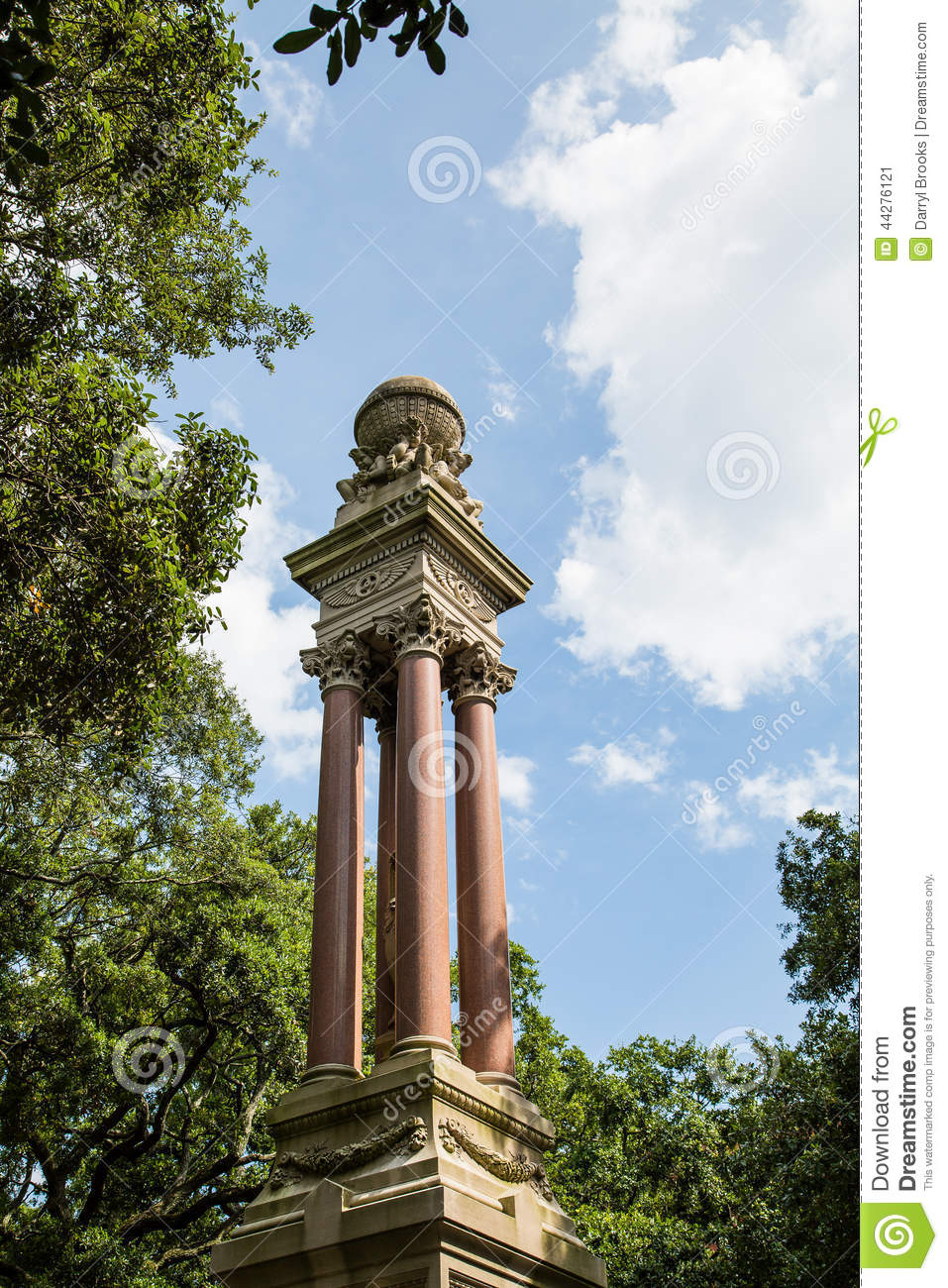 Commerative Historic Statue In Park In Savannah Georgia