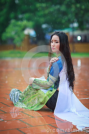 Vietnamese Women Wear Ao Dai In The Rain