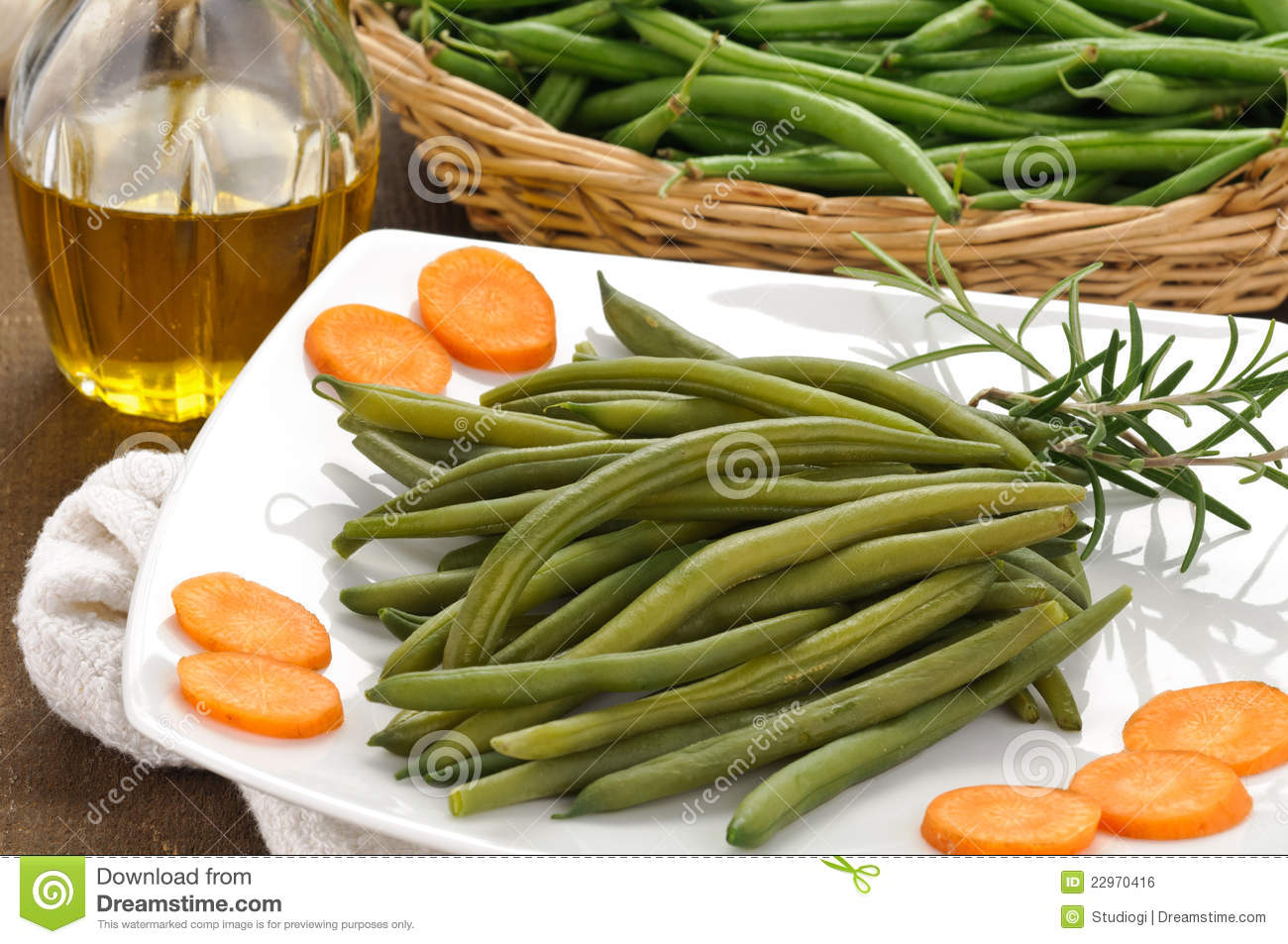 Green Beans Cooked With Oil And Green Beans In The Basket 