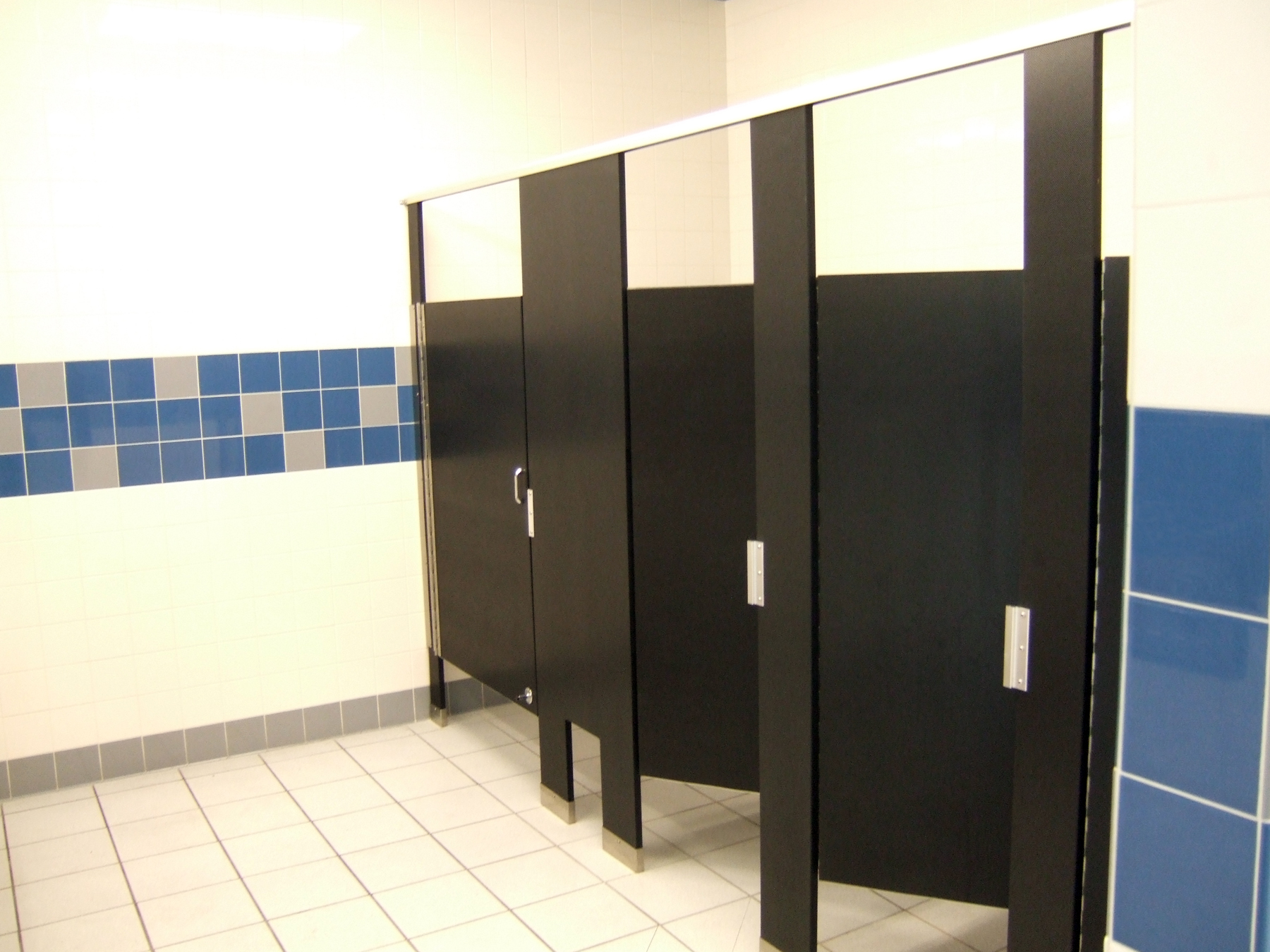 School Restroom Stalls With Bathroom Partitions