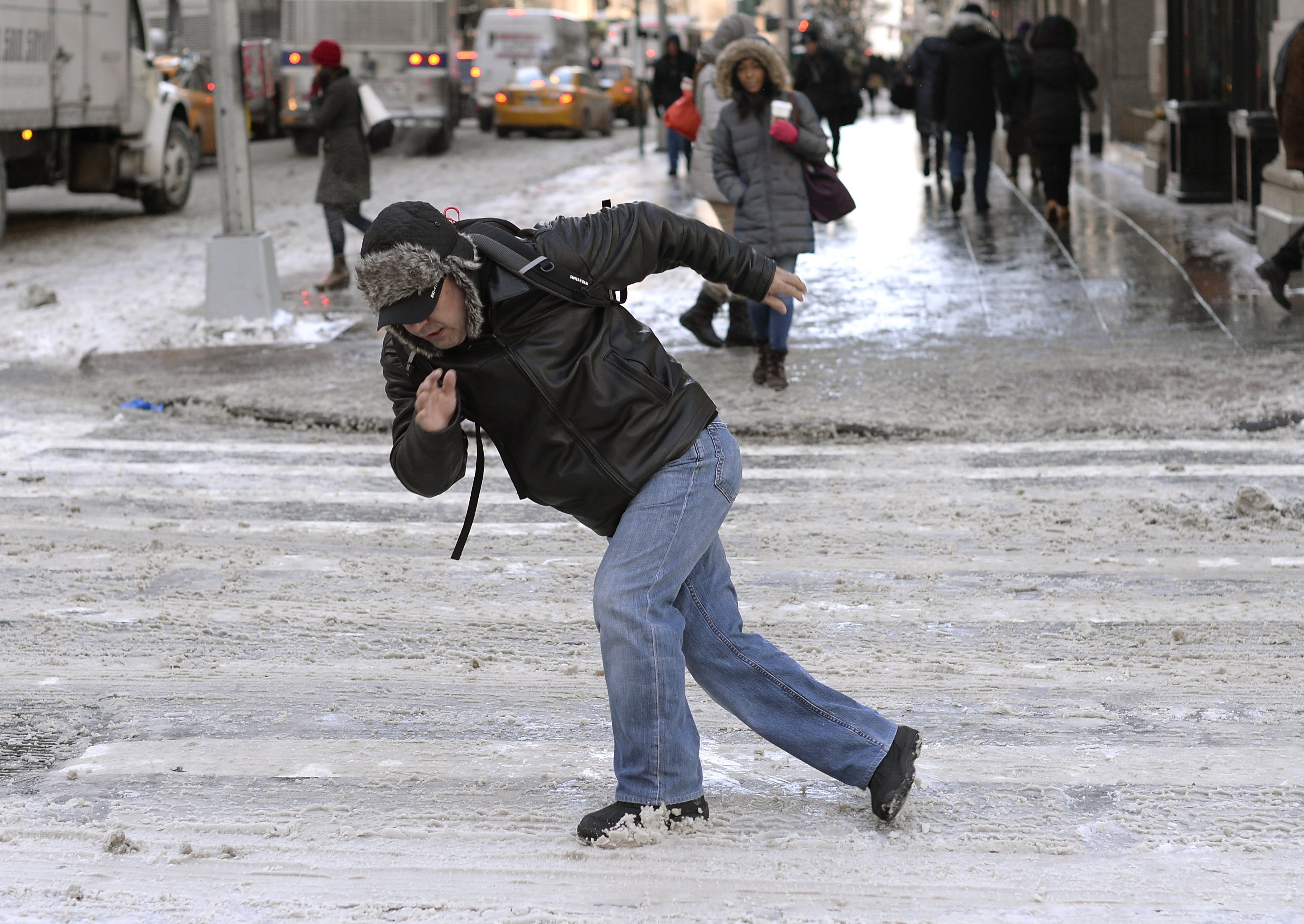 People Slipping On Ice Funny Photos Of People Falling In