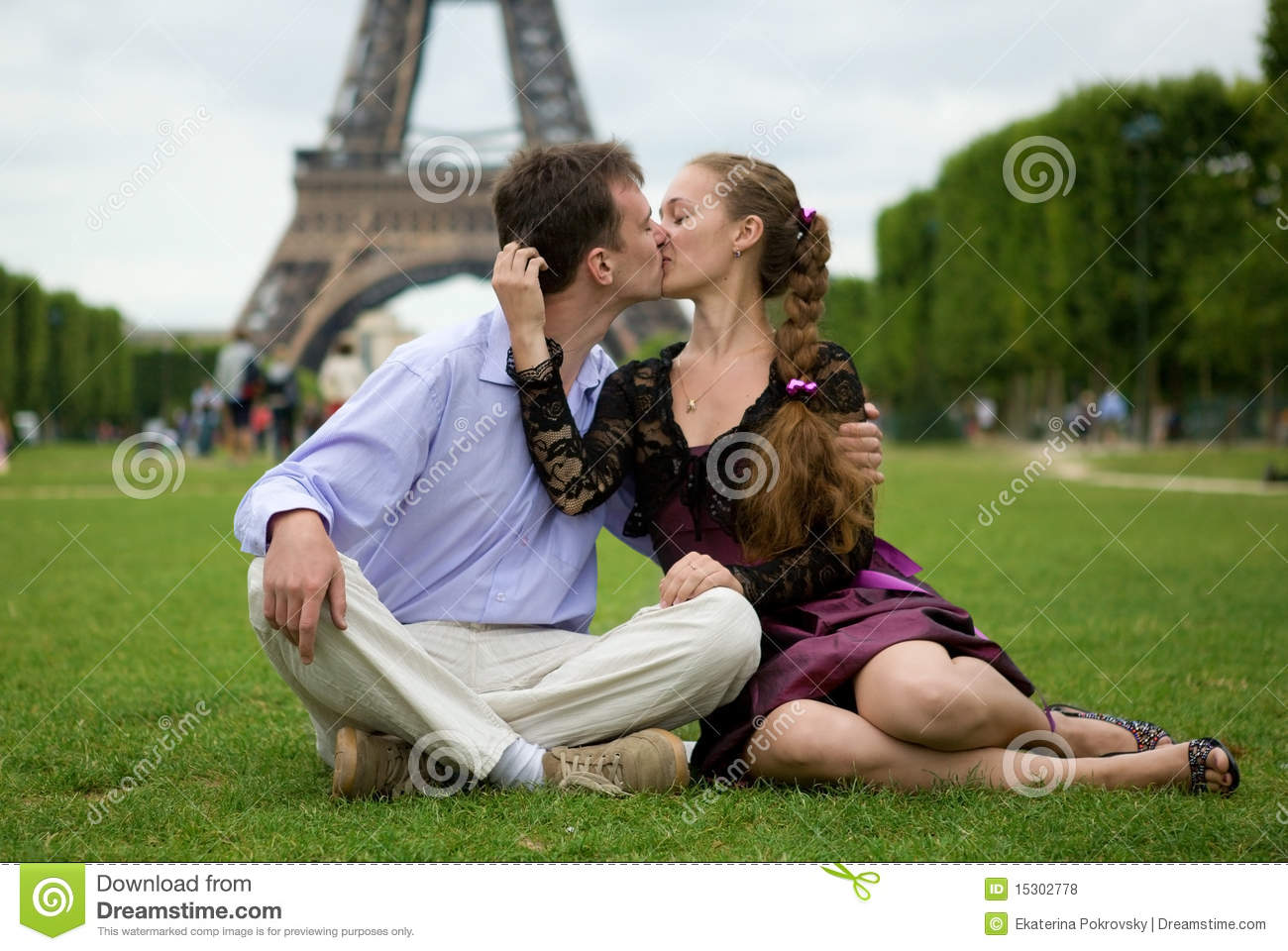 Romantic Couple In Paris Kissing Royalty Free Stock Photos   Image