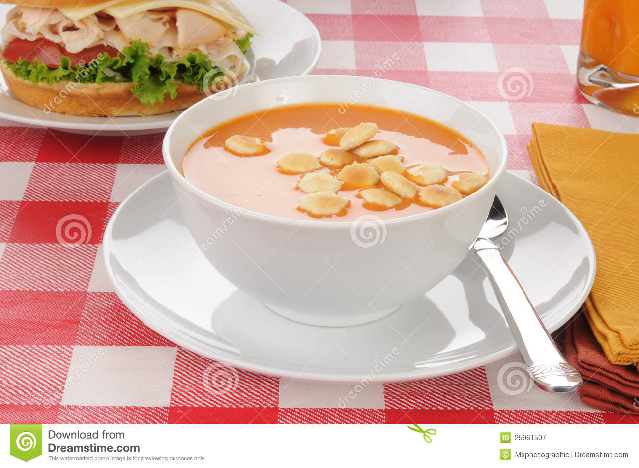 Tomato Soup With Oyster Crackers Royalty Free Stock Photography