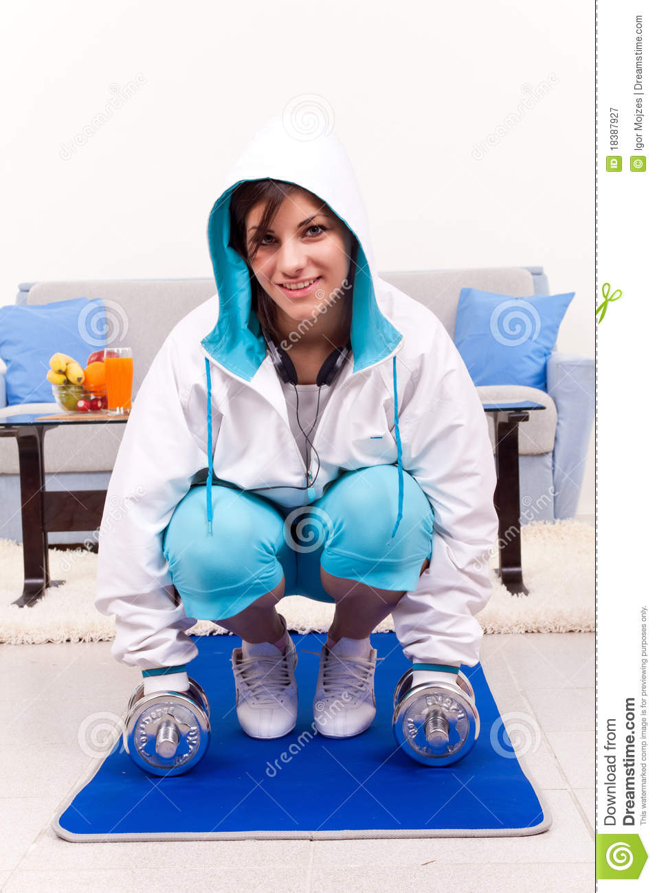 Girl In Sportwear Lifting Weights Royalty Free Stock Photography