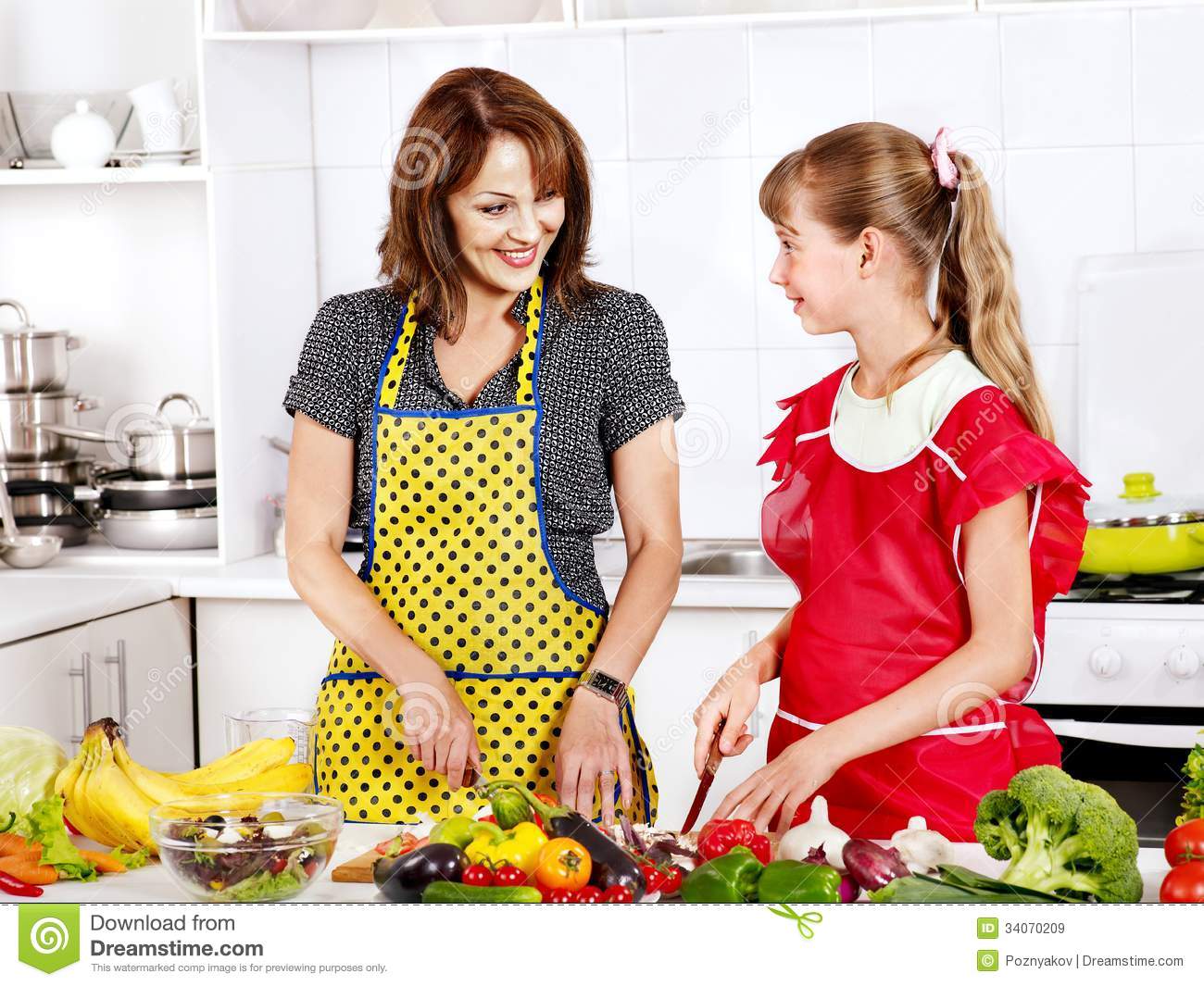 Mother Cooking Clipart Mother And Daughter Cooking At