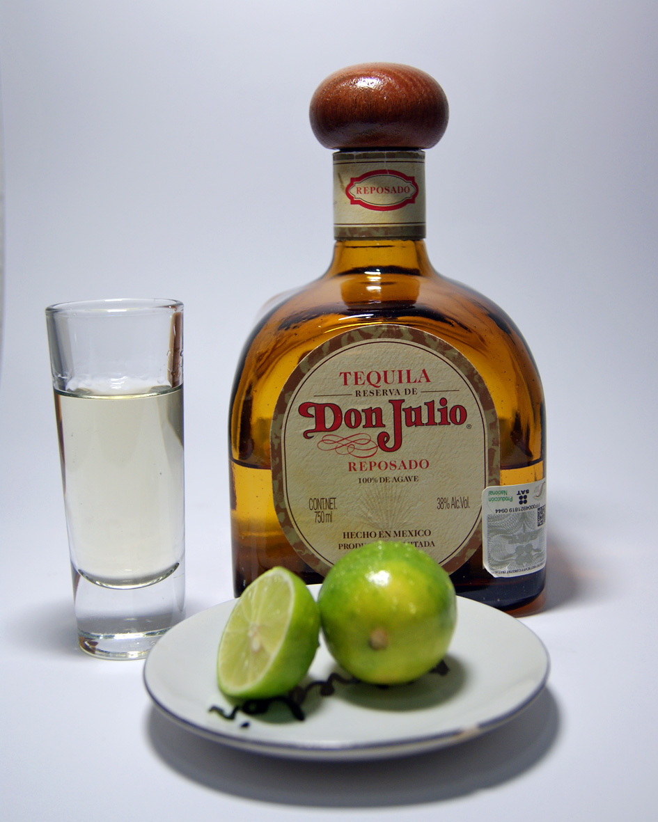 Betooochas  Botella De Tequila Por  Alberto Casta Eda Valencia 