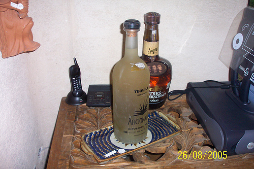     El Tamano Del Telefono Con El De Las Botellas De Tequila Regardez
