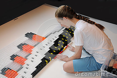 Teenager Girl Builts The Titanic With Domino Blocs