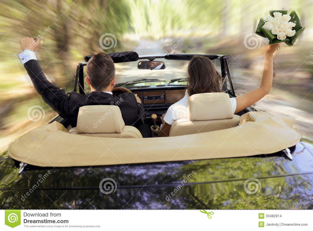 Just Married Couple In An Old Car Stock Images   Image  33482914