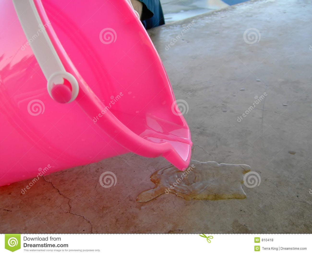 Pink Bucket Spilling Water For Summer Royalty Free Stock Photos