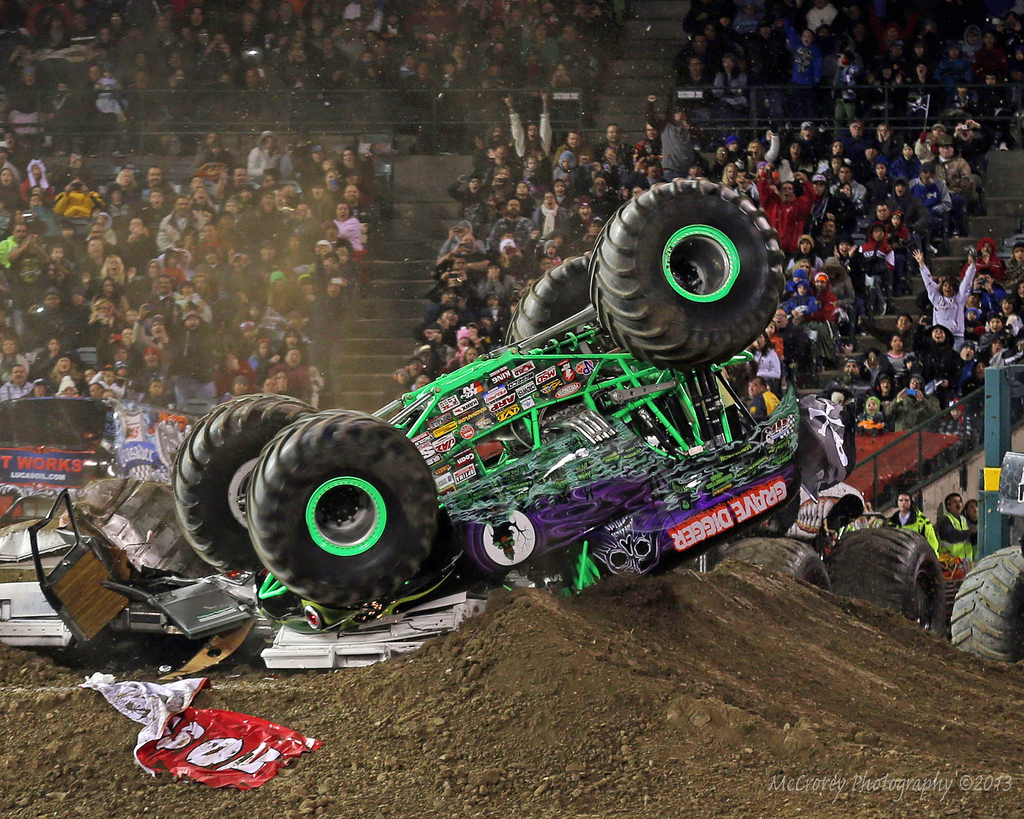 Anderson S Grave Digger Monster Truck Rollover In Anaheim     Photos
