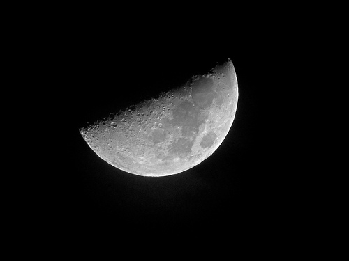 Displaying 17  Images For   First Quarter Moon