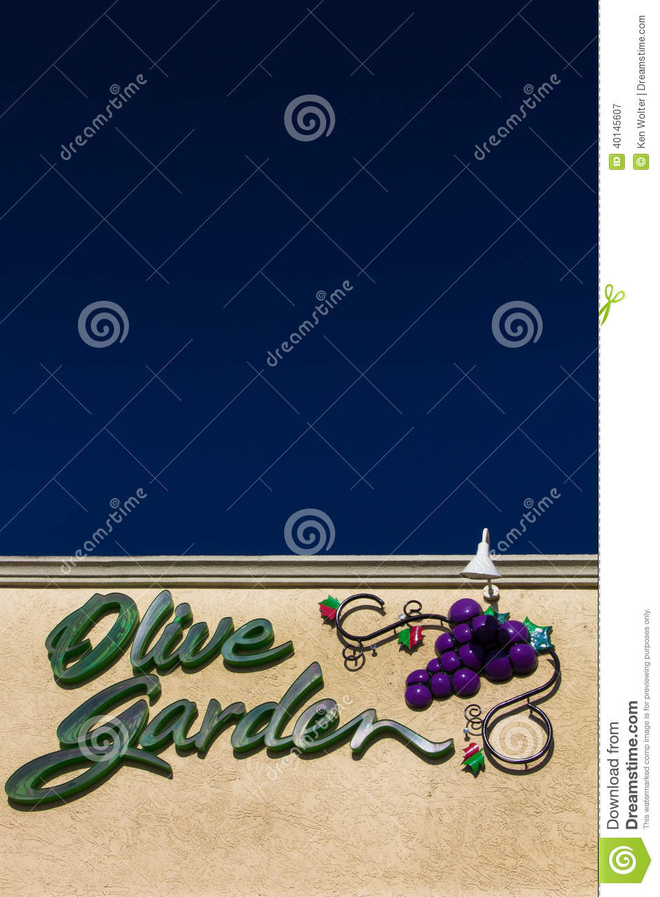 Usa   April 23 2014  Olive Garden Restaurant Exterior  Olive Garden